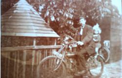 Adriaan op fiets in 1927?
